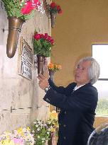 Yachtsman Horie visits ex-San Francisco mayor's tomb